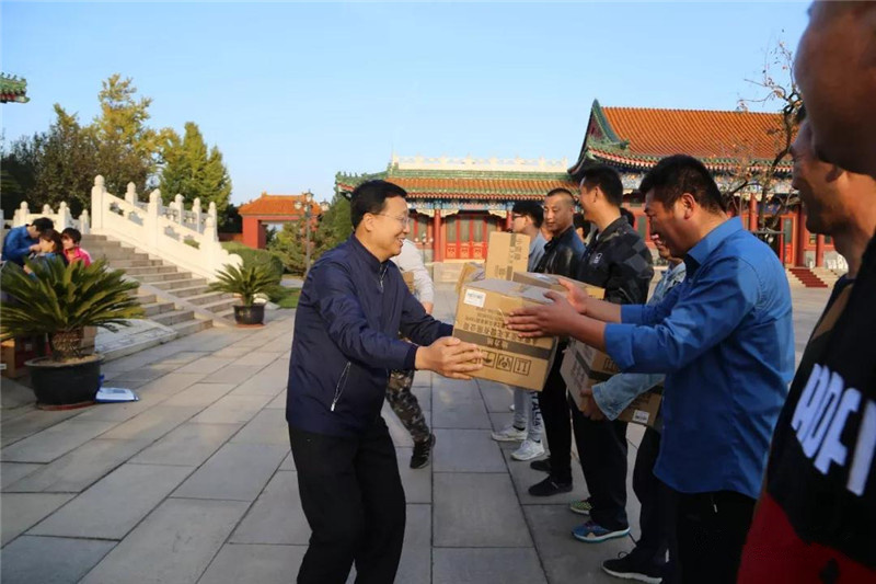 颁发奖品.jpg
