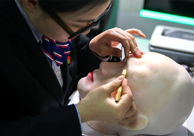 北京八宝山殡仪馆遗体整容室3D打印逼真人脸。.jpg