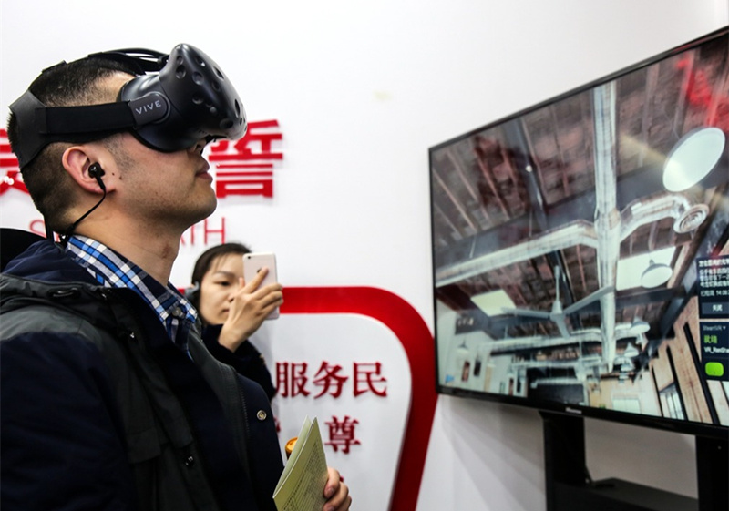 群众VR体验生死.jpg