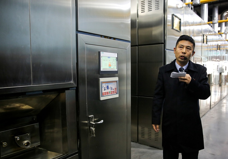 八宝山殡仪馆火化室副主任魏童介绍火化炉操作面。.jpg