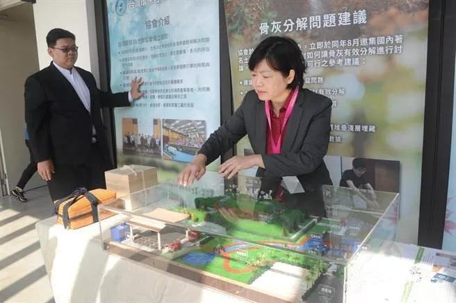 台湾环保自然葬协会理事长潘慧娟，说明自然葬时势所趋及目前与家属需求的差距疑虑。.jpg