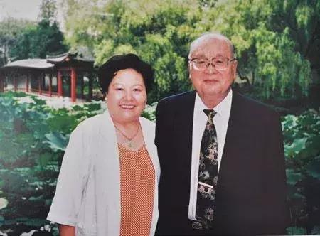 王光英与爱人应伊利.jpg
