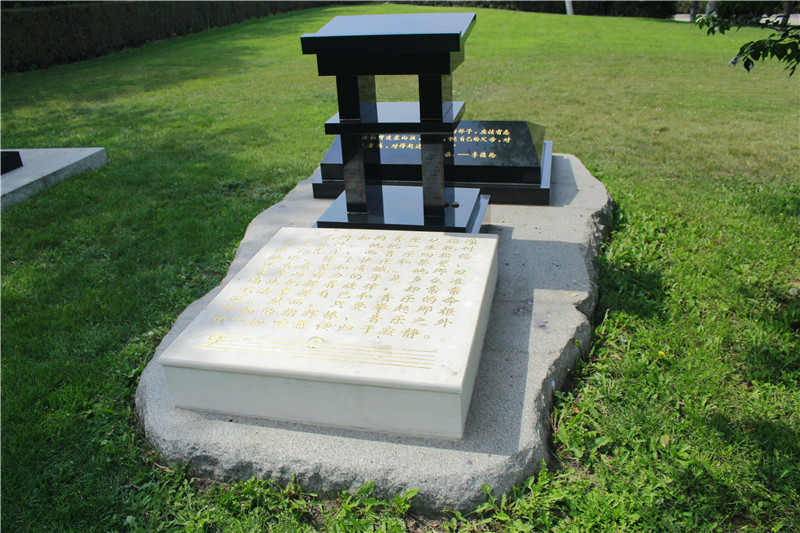 华龙画家陵园精美的艺术碑