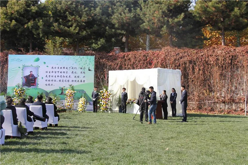 李子勋老师妻子和学生代表上前致辞