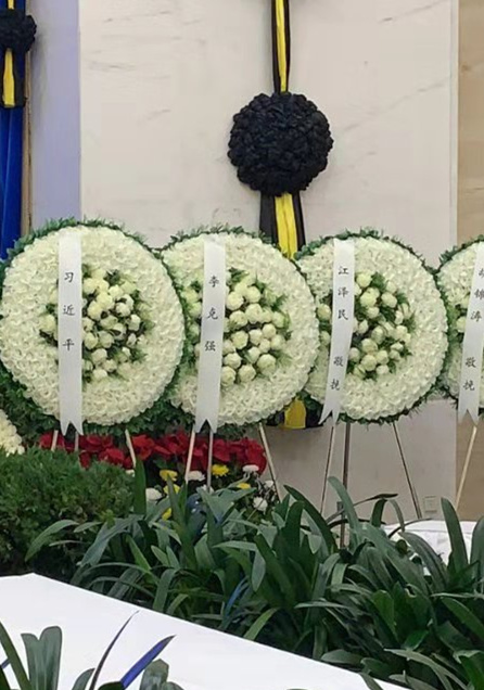 党和国家领导人习近平敬献花圈