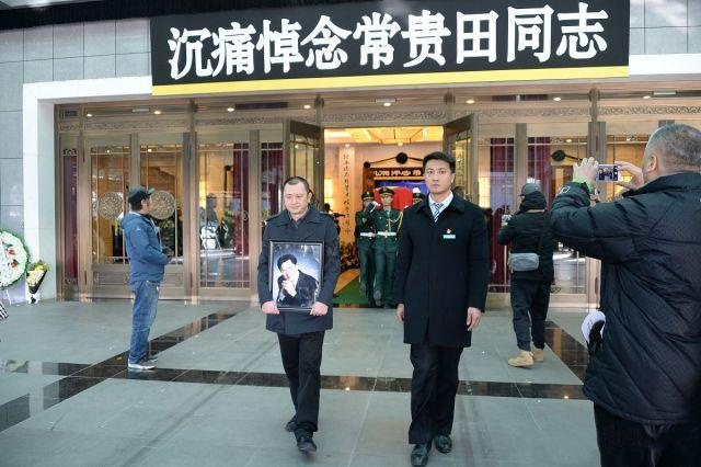 常悦手捧父亲遗像