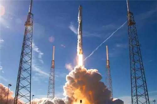 猎鹰9号”火箭从凡登堡空军基地（Vandenberg）腾空而起
