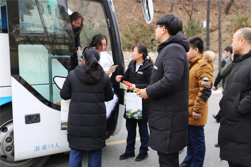 九公山工作人员为行业同仁发放暖宝宝