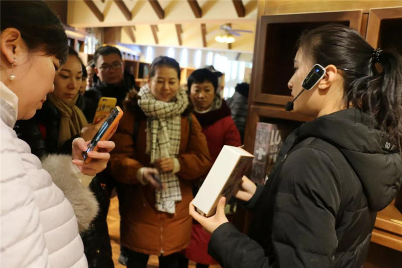 九公山礼仪人员在为行业同仁讲解圣人传记壁龛