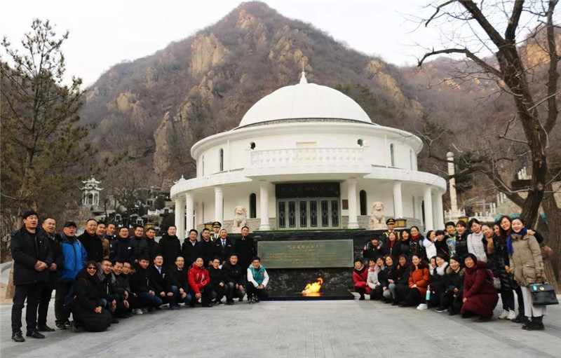 行业同仁在长明火前合影