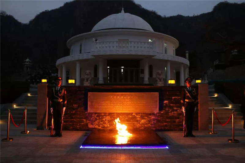 九公山仪仗兵坚守在长明火两侧