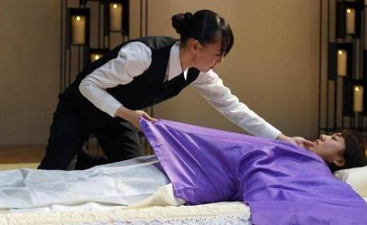 更换寿衣中