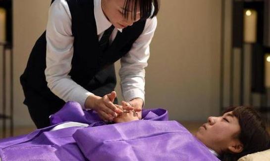 女入殓师将“逝者”的双手放置胸前