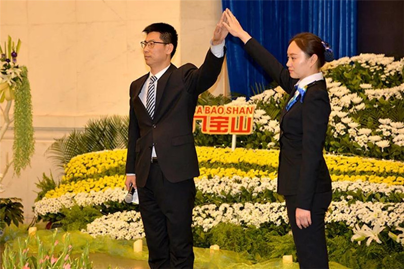 八宝山殡仪馆大礼堂葬礼策划工作室的靳中学（左一）、游江南（右一）演示人生告别会