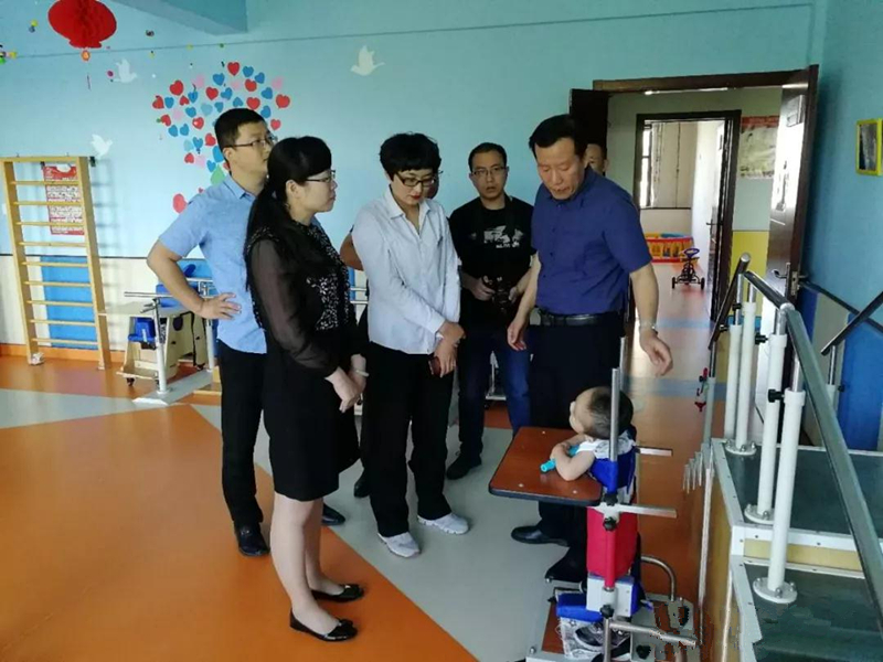 福利院送爱心