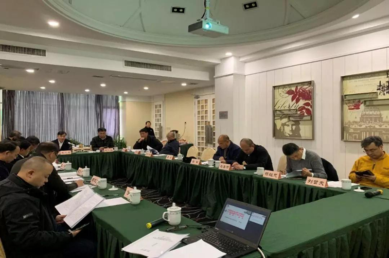 参会人员听取工作汇报