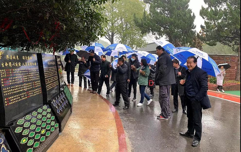参会人员参观南京市雨花台功德园节地生态葬