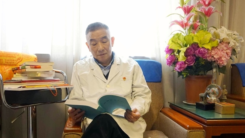 刘瑞安在休息室小憩