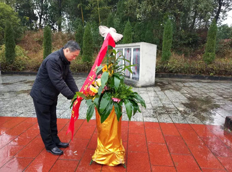 钱锋副部长向湘江战役牺牲烈士敬献花篮