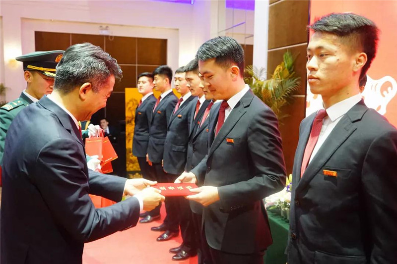 侯春权董事长为集团优秀员工颁奖 侯春权董事长为集团优秀员工颁奖