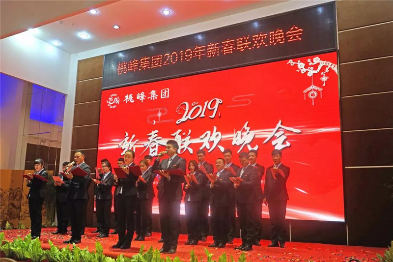 开场表演诗朗诵+大合唱《勇往直前》 开场表演诗朗诵+大合唱《勇往直前》