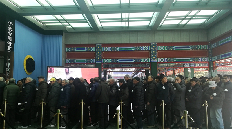 大礼堂外排起长队，共同送别于敏同志