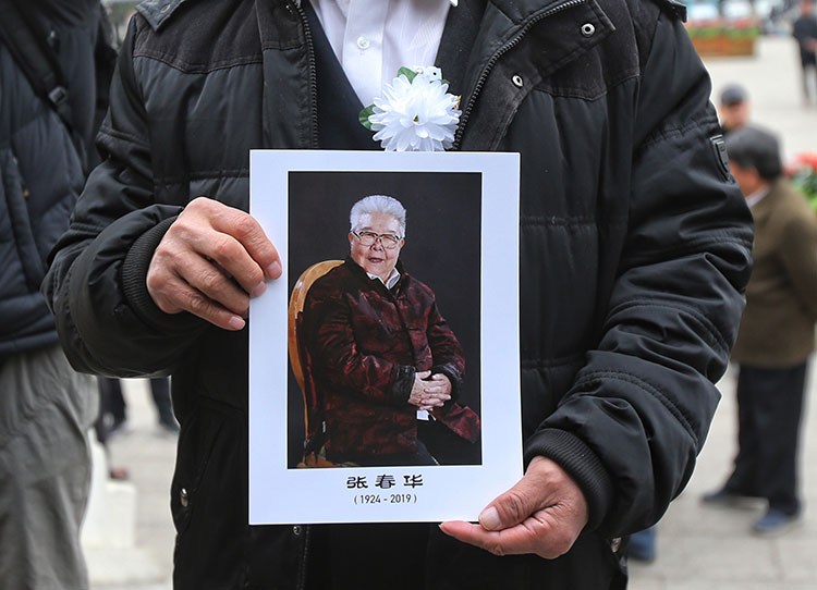 送别的人士手持京剧武丑名家张春华的生平