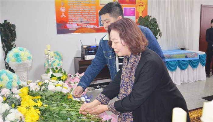 向先烈敬献鲜花