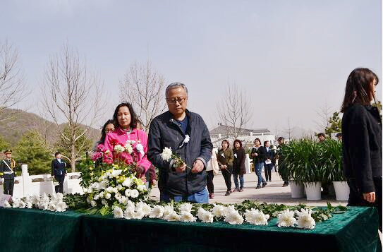 向逝者敬献鲜花