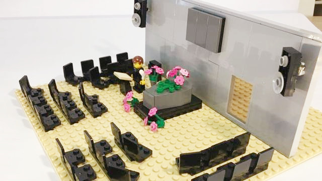 理查德的商店展示出用乐高积木制作的葬礼玩具