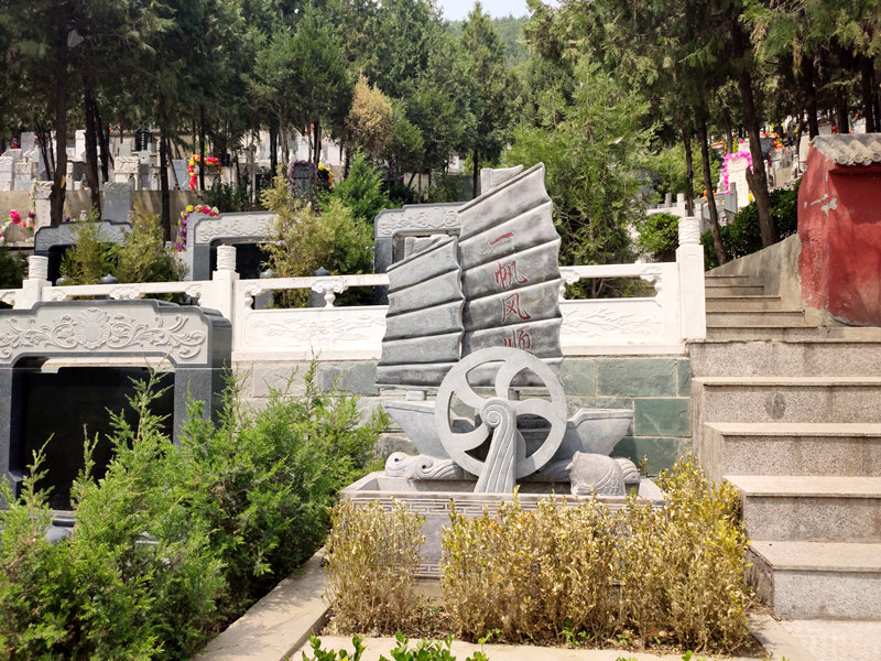 九里山公墓二区墓区入口处