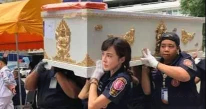 玛班塔抬棺工作照片