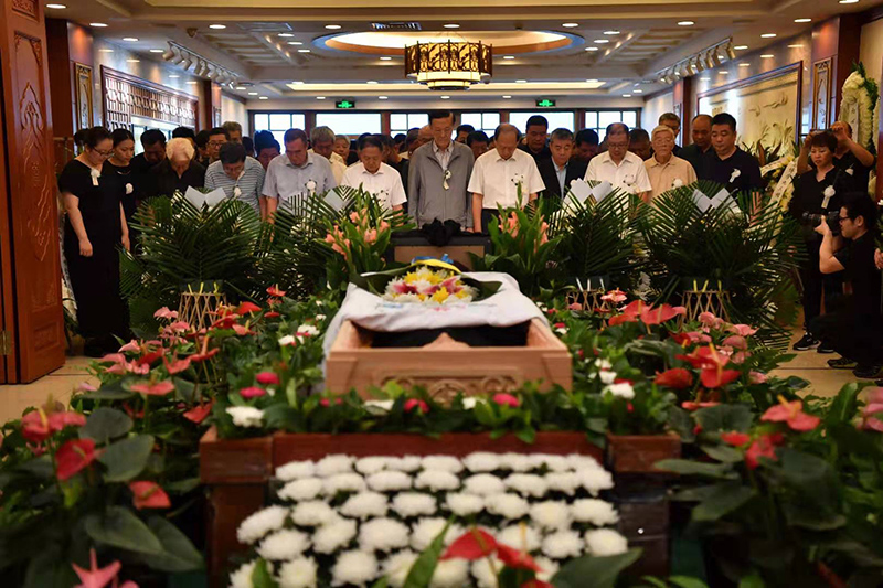 参加追悼会的社会各界人士向逝者三鞠躬