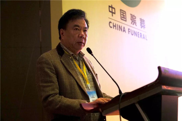 设备用品工作委员会主任张其聪作工作报告