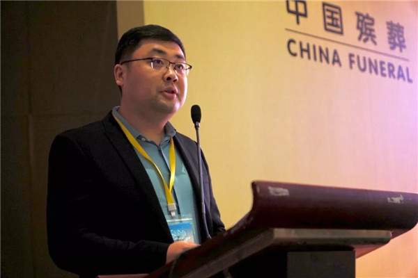 青年与社会工作委员会主任刘鹏作工作报告