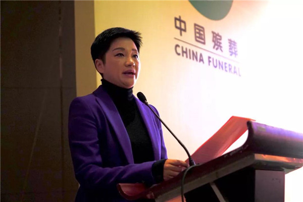 专家工作委员会主任伊华作工作报告