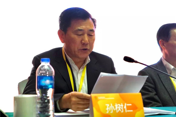 孙树仁作中国殡葬协会财务报告 对新制定的《分支机构管理办法》 和新增会员理事单位进行说明