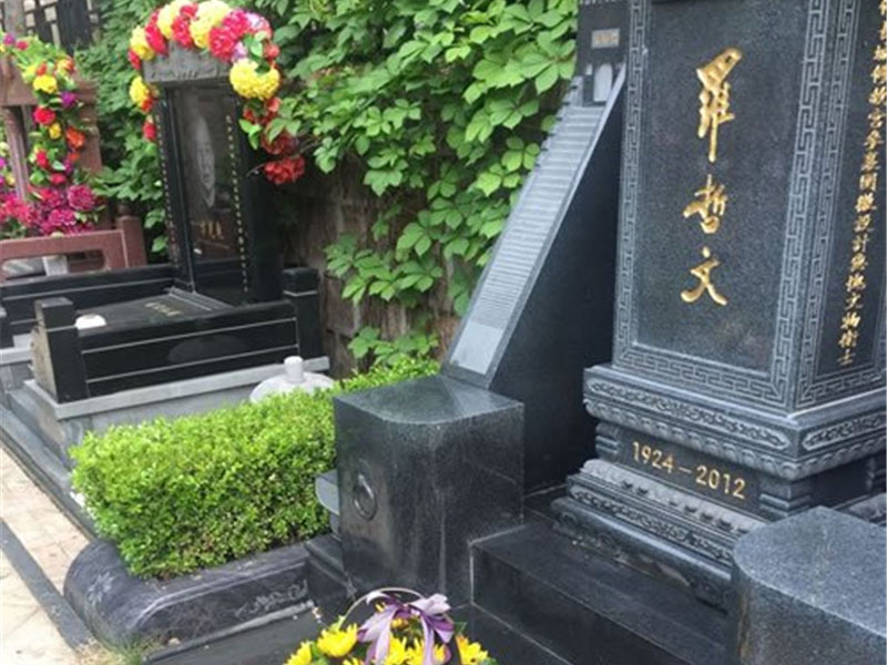 八达岭陵园鲜花再一次送给“长城保护第一人”罗哲文