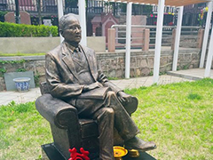 八达岭陵园内著名经济学家黄国雄墓前鲜花盛开