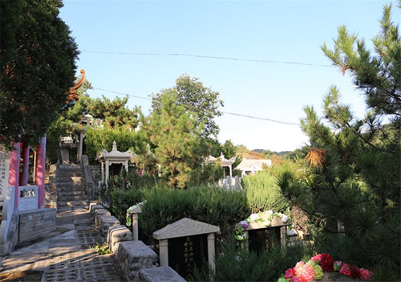 密云穆家峪镇大石岭村北宝云岭墓园