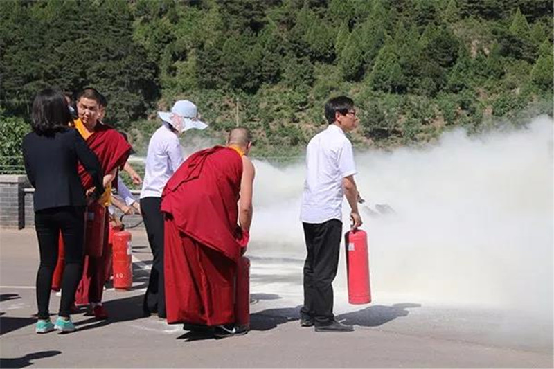 清东陵全体员工学习使用灭火器