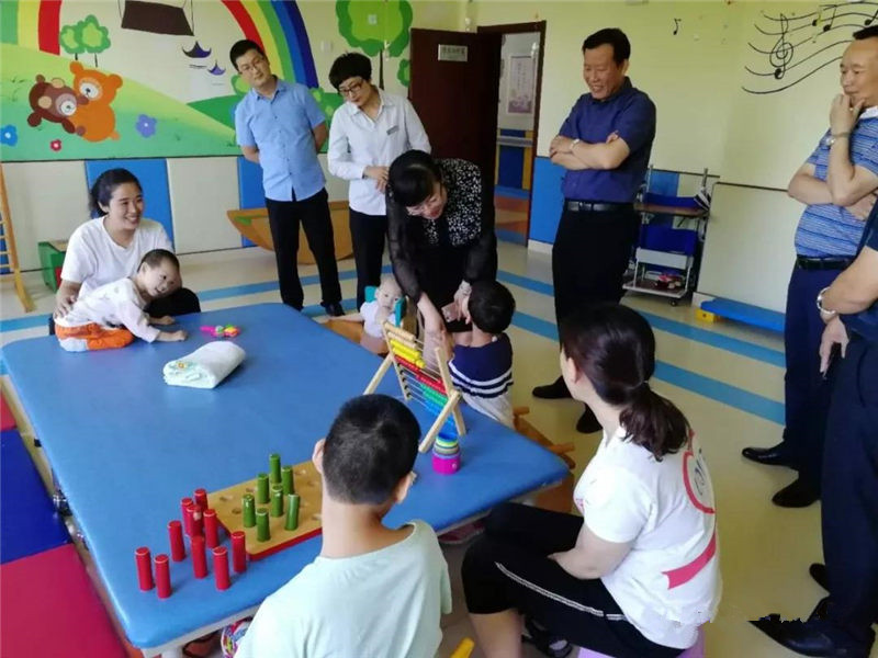 与孩子们玩耍照片