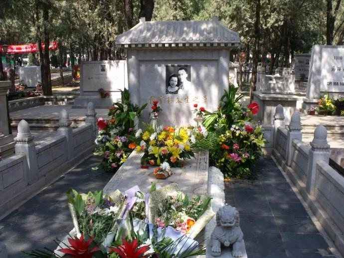 侯宝林墓地照片