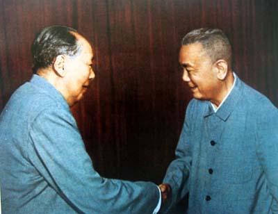 李先念同毛主席合影