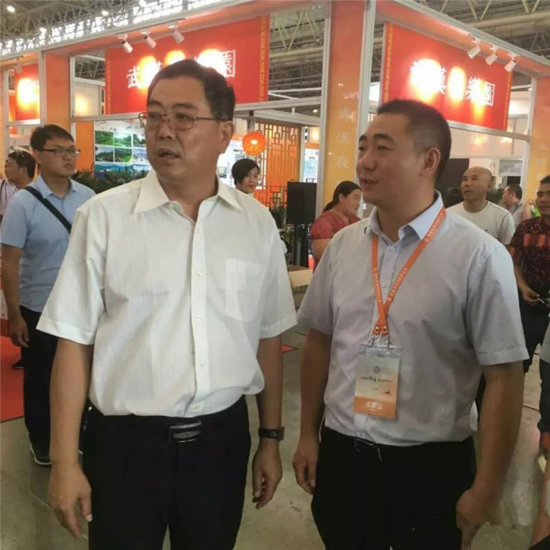 万桐园公墓领导与中国殡葬协会李会长