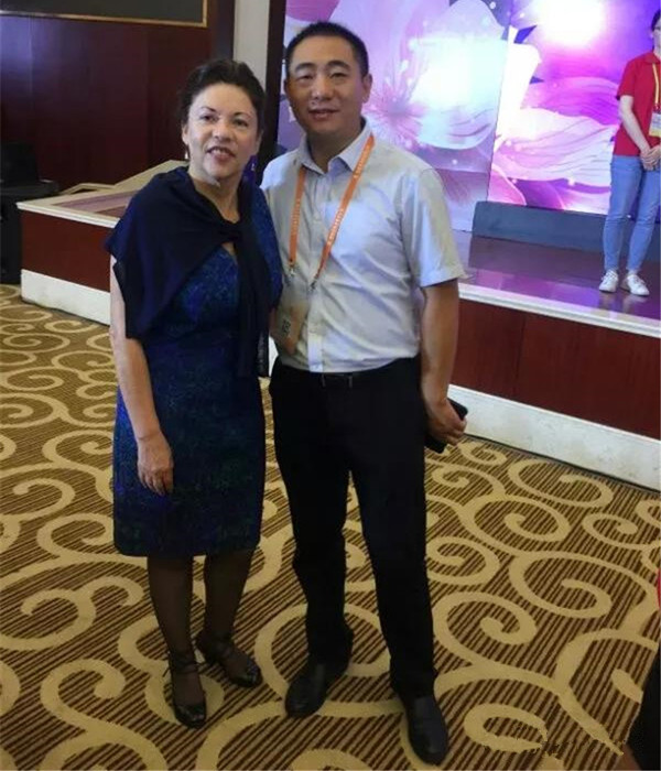 万桐园公墓领导与国际殡葬协会主席特蕾莎交流