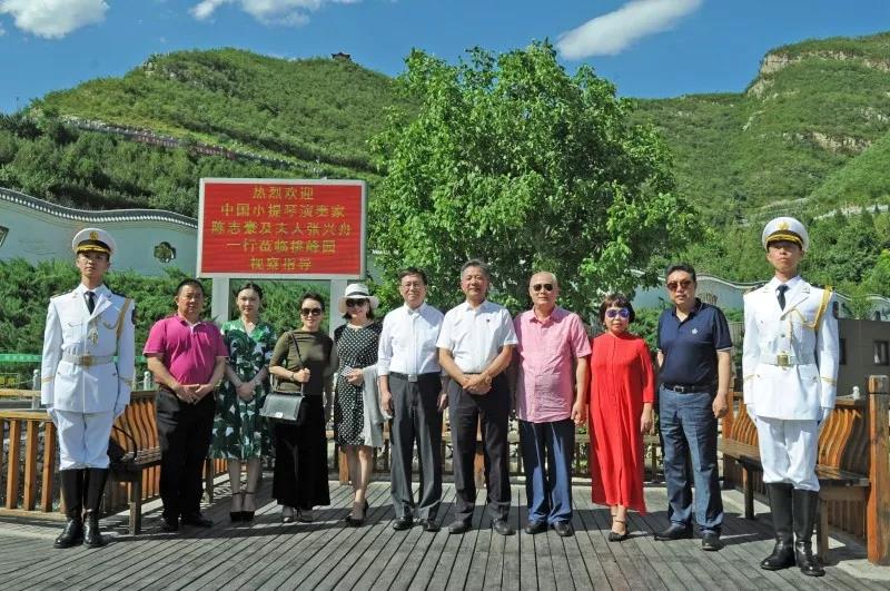 桃峰集团董事长侯春权与来宾合影留念