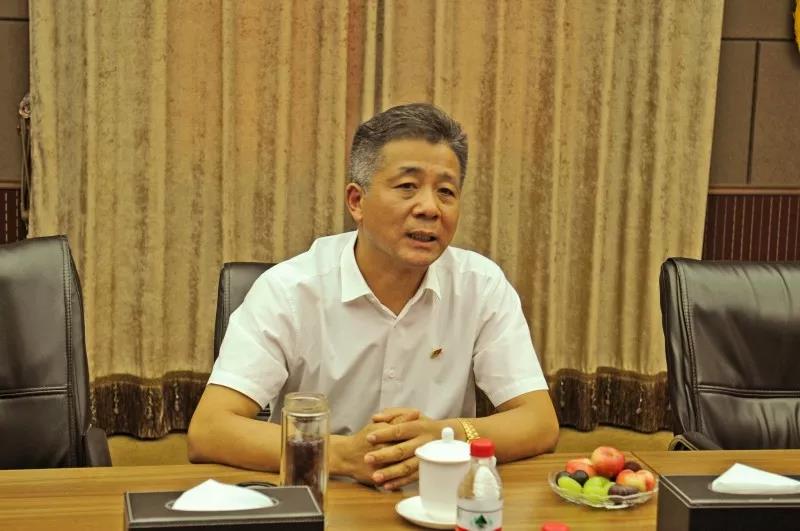 侯春权董事长与来宾洽谈