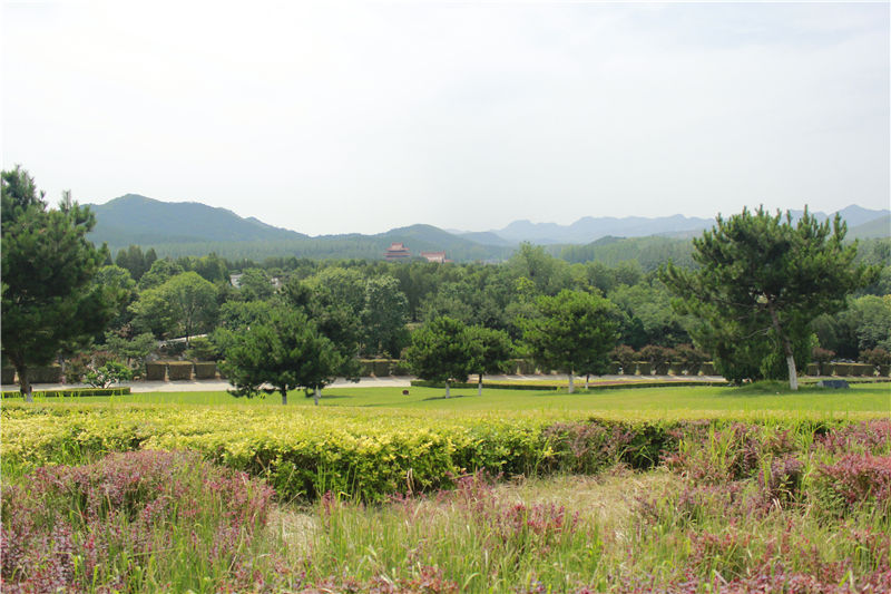 华龙皇家陵园景观图