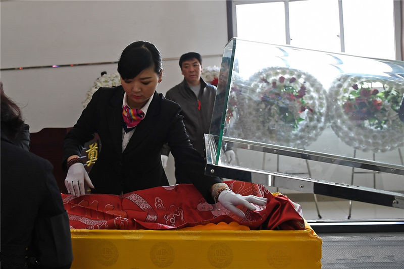 尧雯雯在引导逝者家属进行丧葬活动